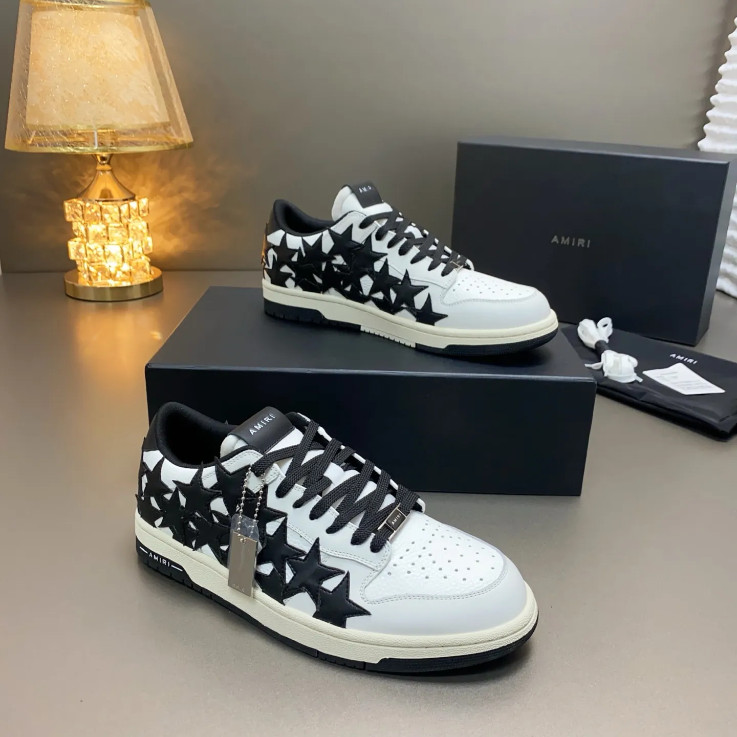 p620🐮🐮AMIRI 💧🌳Couple model💎 The latest The Pacific series Couple model Bone Star Casual sneakers Skateboard shoes ✔️ AMIRI's Pacific shoes are a sneaker that combines luxury and street style. Many celebrities and Internet celebrities have the same style. Its design and workmanship are very elegant. Made of high-grade cow leather, soft to the touch and highly durable 💘💍Fabric: Original customized imported first-layer cowhide 💘💍Inner lining: Original customized breathable mesh lining 💘💍Feet: Original injection molded one-piece, comfortable and wear-resistant without tiring the feet 💘💍Outsole: Original 1:1 molded three-color sole Original outsole 💘💍Sole thickness: 3CM 💘💍Size: Female 35-40 Male 39-46 💘💍price; top version 💦Special remarks Remark: (Female size 34 40. Men’s size 38 45 46 is customized and cannot be returned or exchanged) Please note when placing an order! Thank you🤝🤝